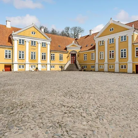 1 Bedroom Amazing In Apartment *
